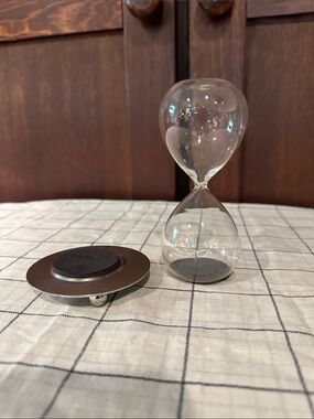 Magnetic base and hourglass • 30 second timer • use with or without base • glass